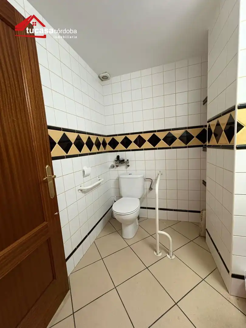 Baño de Local en venta en Córdoba con Aire acondicionado