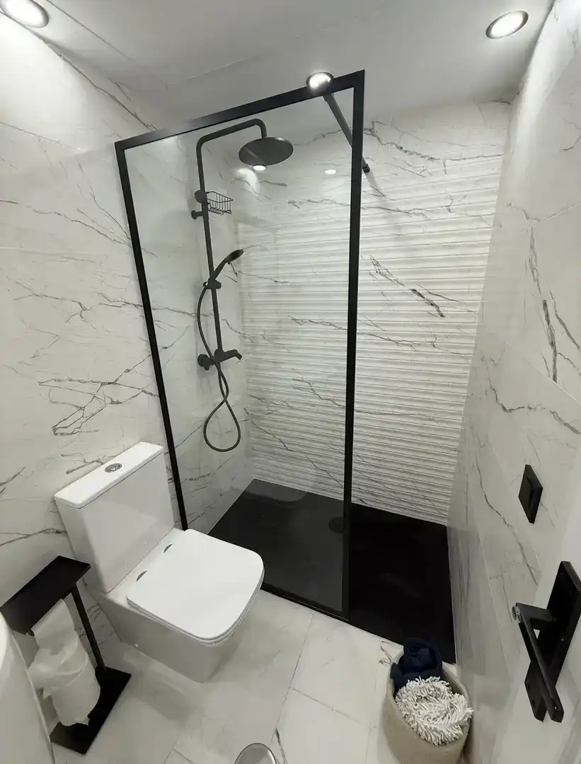 Baño de Piso en venta en Marbella con Aire acondicionado, Piscina y Balcón