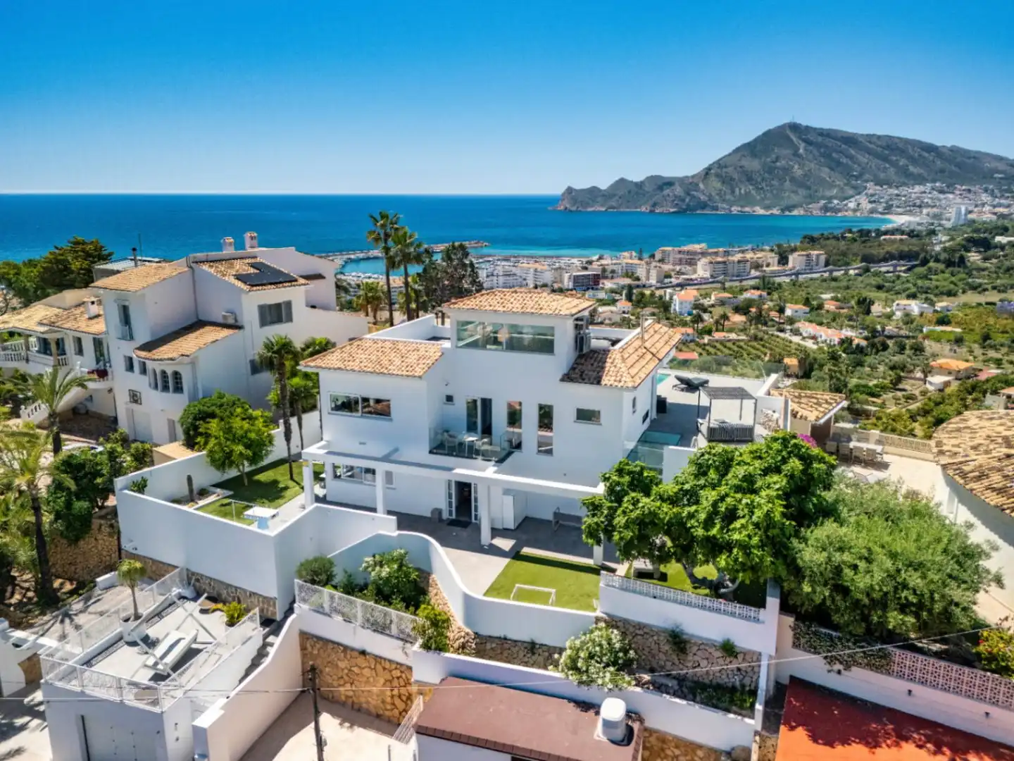 Detached house with pool for sale in Altea ciudad