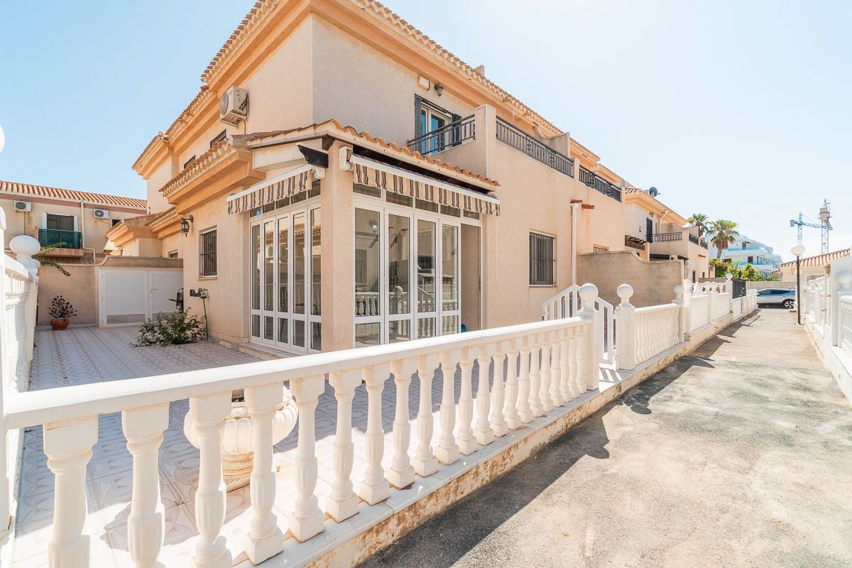 Exterior view of Single-family semi-detached for sale in Orihuela  with Air Conditioner, Private garden and Terrace