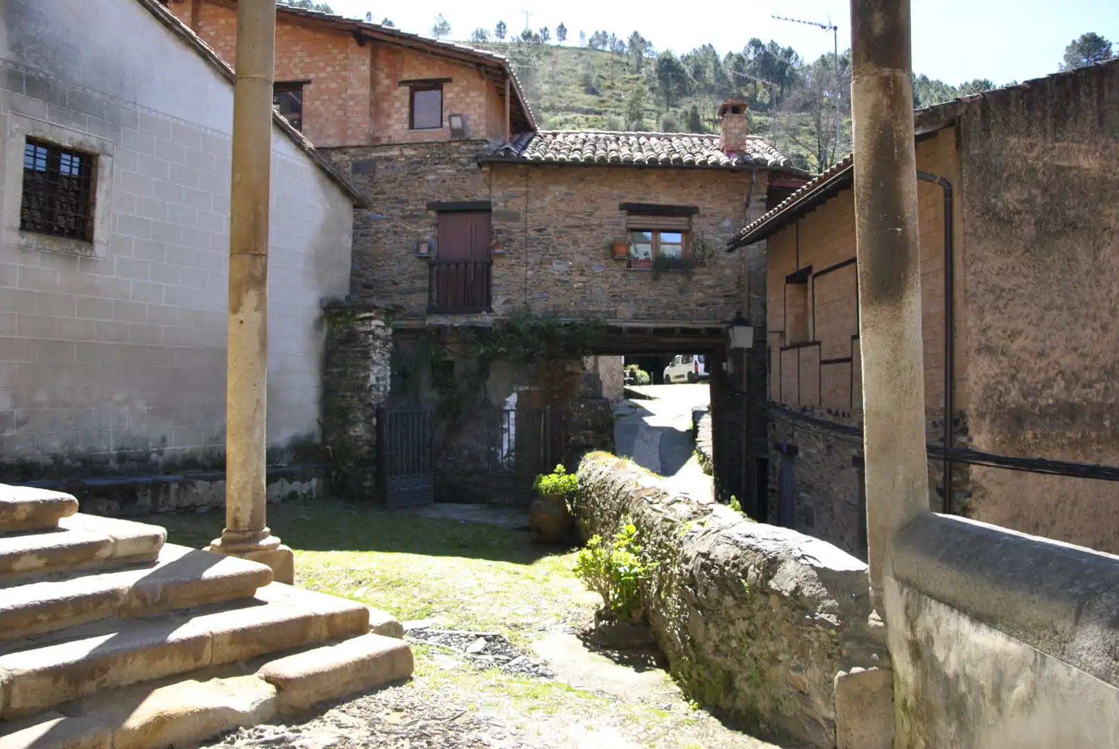 Vista exterior de Finca rústica en venda en Robledillo de Gata amb Aire condicionat, Calefacció i Jardí privat