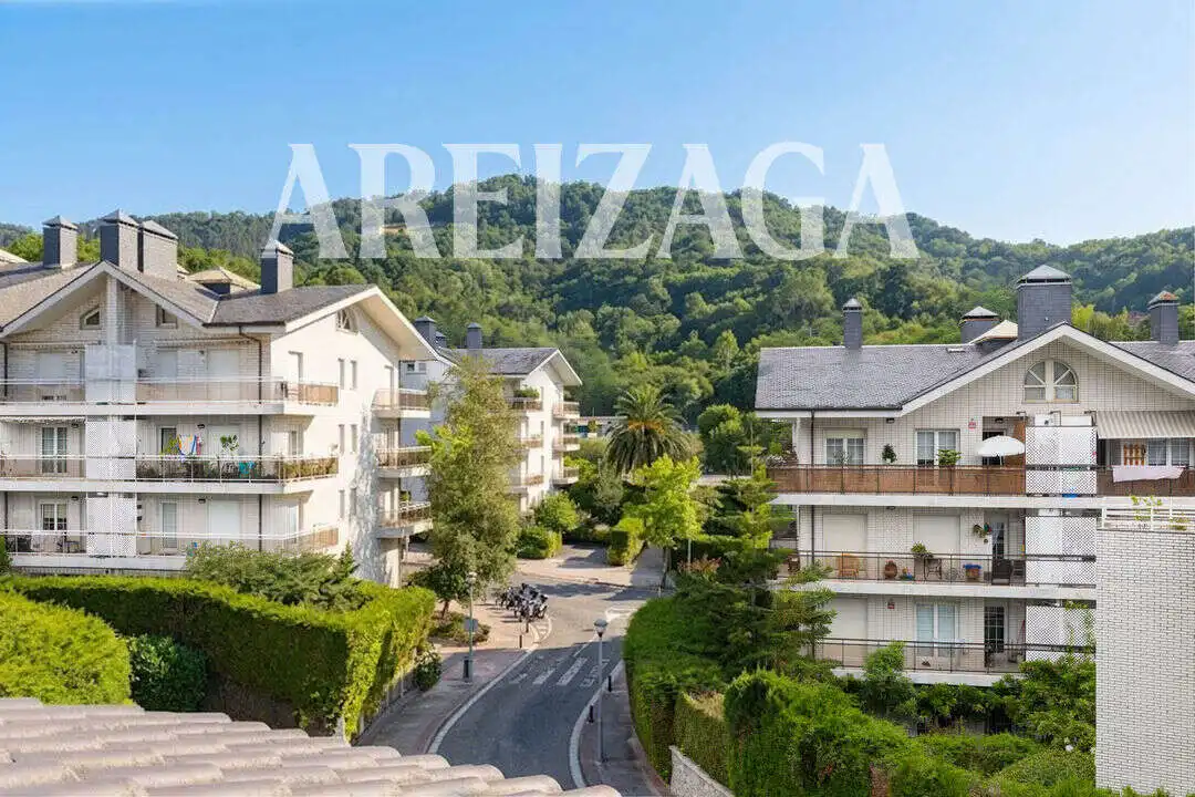 Vista exterior de Casa o xalet en venda en Donostia - San Sebastián  amb Calefacció, Jardí privat i Terrassa