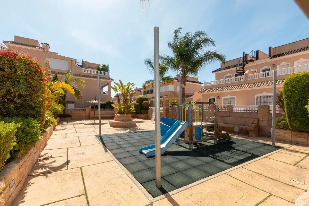 Vista exterior de Apartament en venda en Orihuela amb Aire condicionat, Calefacció i Jardí privat