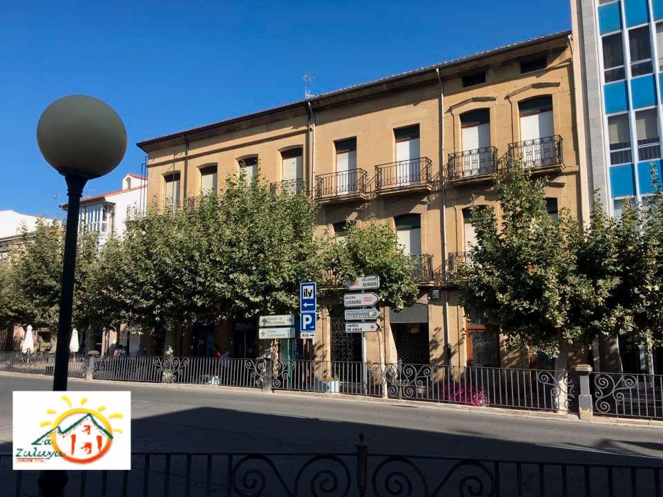 Vista exterior de Casa o xalet en venda en Santo Domingo de la Calzada amb Calefacció, Jardí privat i Traster