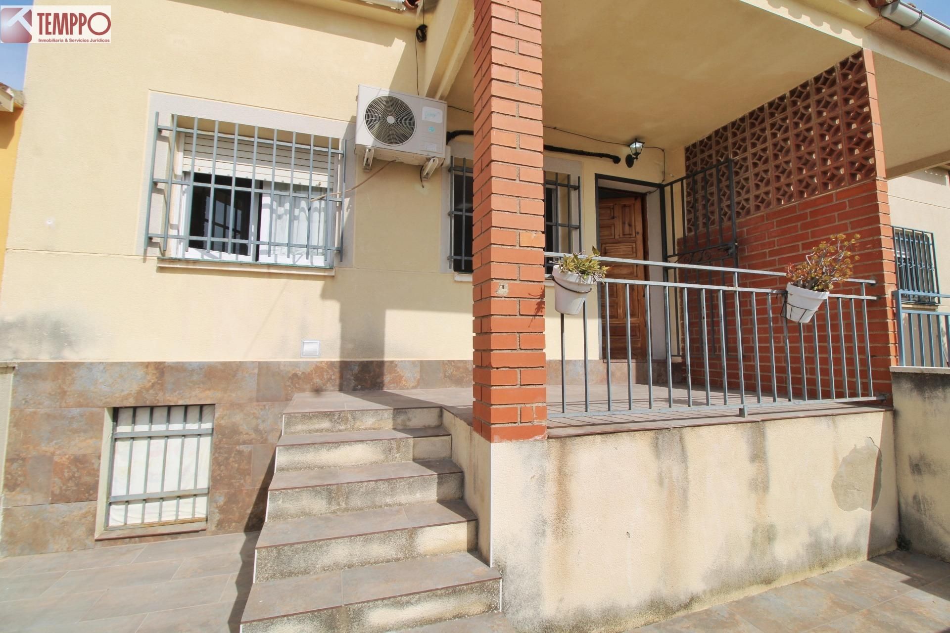 Vista exterior de Casa adosada en venda en Albinyana amb Calefacció, Jardí privat i Terrassa