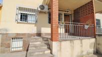 Vista exterior de Casa adosada en venda en Albinyana amb Calefacció, Jardí privat i Terrassa