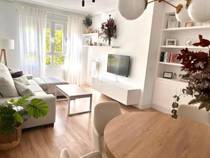 Living room of Flat for sale in  Sevilla Capital  with Air Conditioner and Parquet flooring