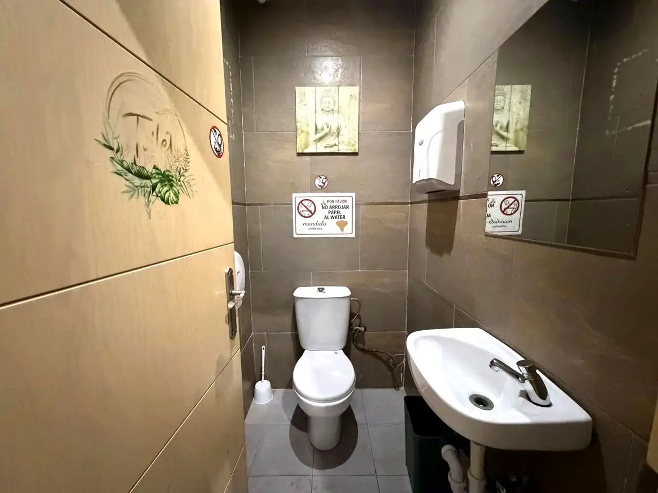 Badezimmer von Geschaftsraum zur Miete in Condequinto