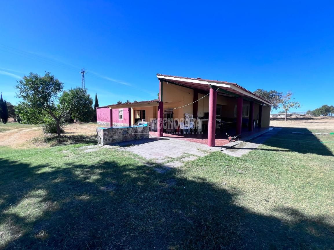 Garden of Country house for sale in Badajoz Capital  with Air Conditioner, Storage room and Swimming Pool