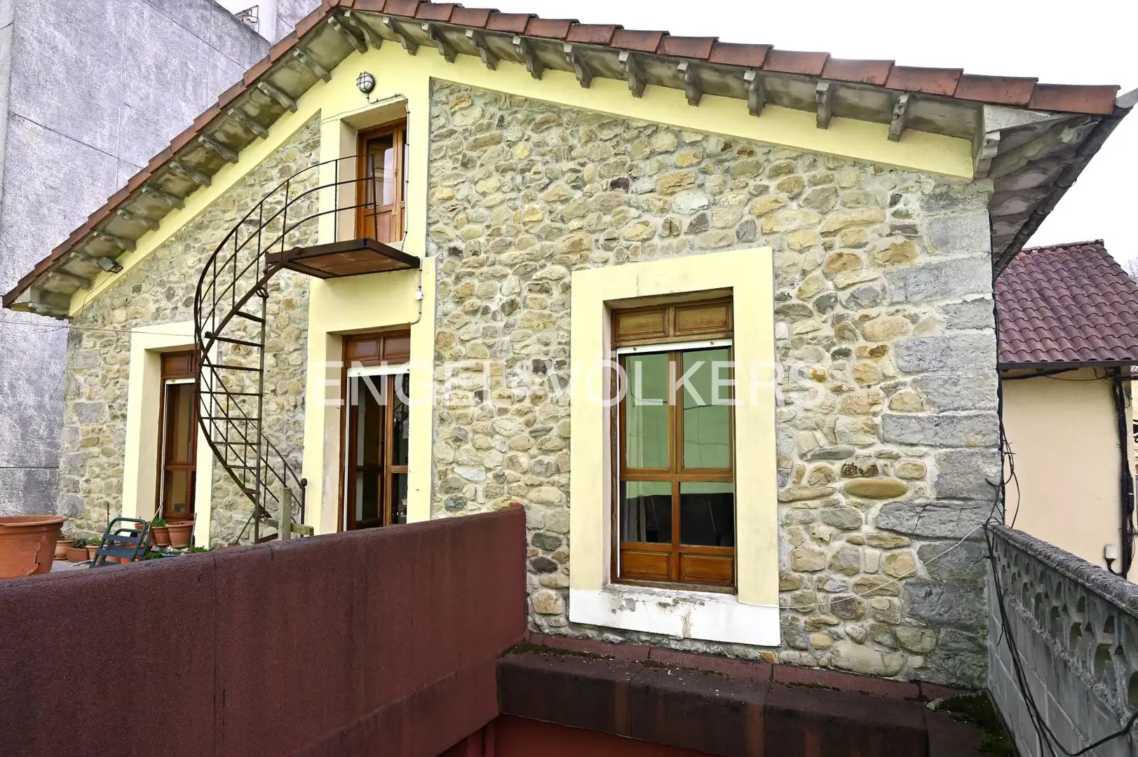Vista exterior de Casa o chalet en venta en Corvera de Toranzo con Calefacción, Terraza y Balcón