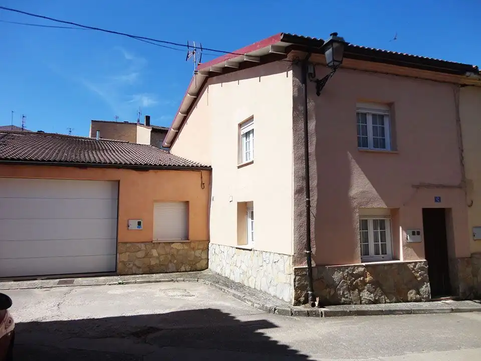 Vista exterior de Casa adosada en venda en Espejón amb Jardí privat, Traster i Moblat