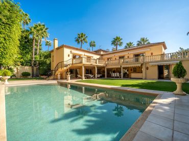 Casa con balcón en venta en Nueva Andalucía