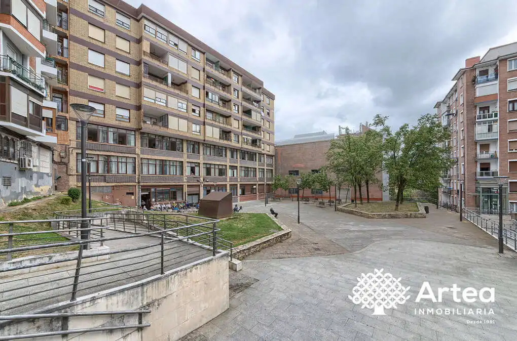Außenansicht von Wohnung zum Verkauf in Bilbao  mit Heizung, Privatgarten und Möbliert