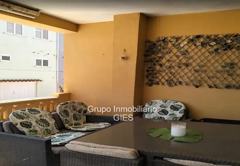 Terrasse von Einfamilien-Reihenhaus zum Verkauf in Sueca mit Klimaanlage, Heizung und Privatgarten