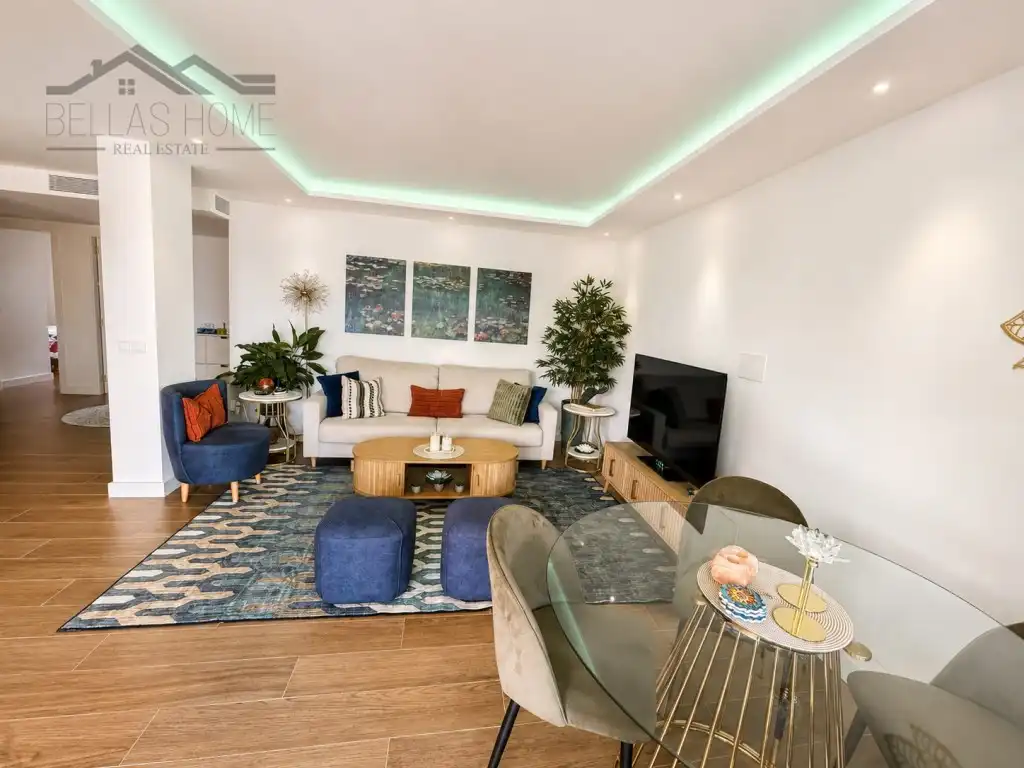 Sala d'estar de Pis de lloguer en Estepona amb Aire condicionat, Terrassa i Moblat