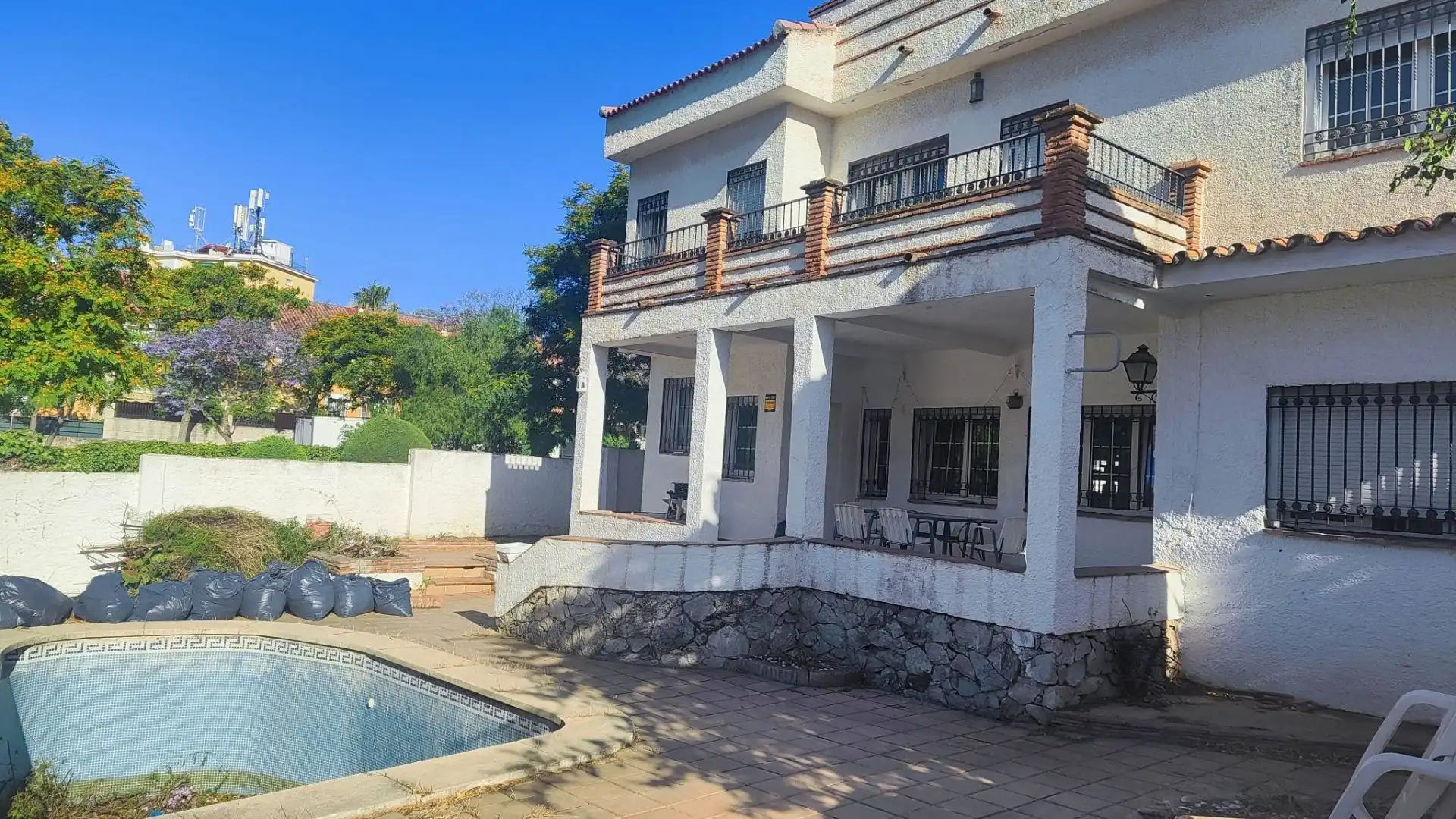 Vista exterior de Casa o xalet en venda en Torremolinos amb Terrassa, Traster i Piscina