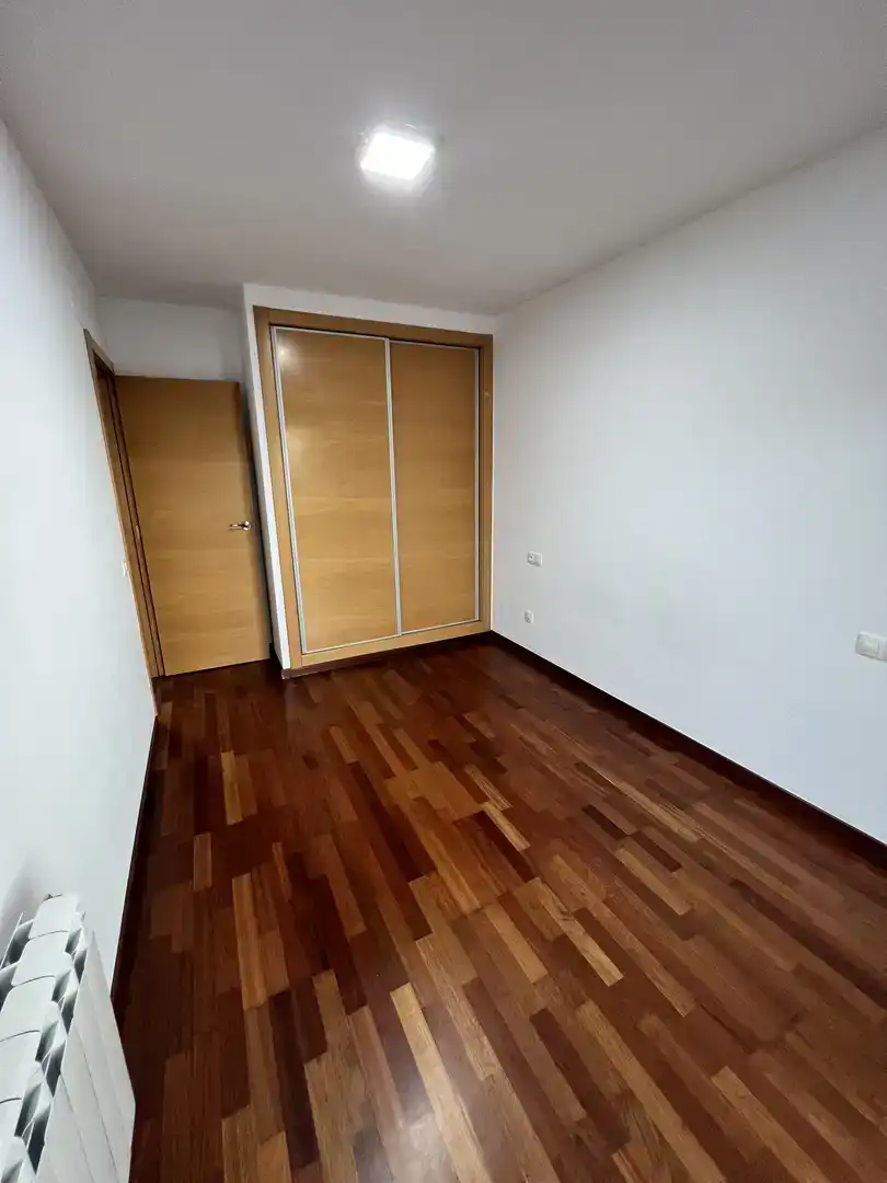 Schlafzimmer von Wohnung zur Miete in Albesa mit Klimaanlage, Parkett und Möbliert