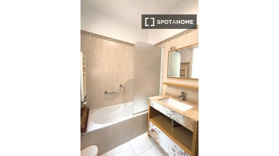 Badezimmer von Wohnung zur untervermieten in Madrid mit Klimaanlage, Heizung und Terrasse