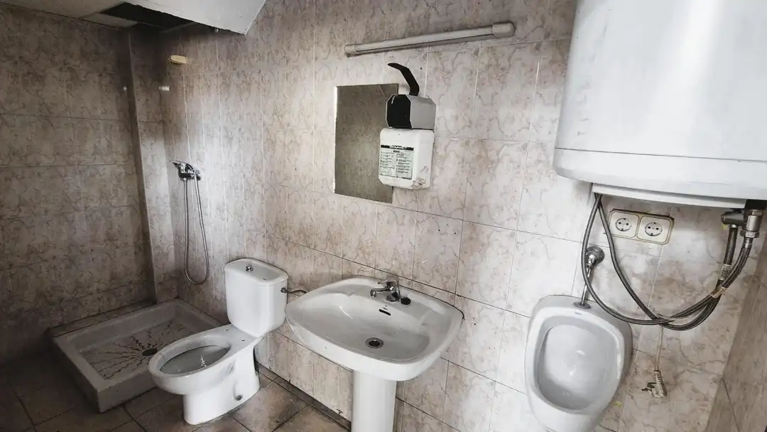 Badezimmer von Fabrikhallen zum Verkauf in Berrioplano / Berriobeiti