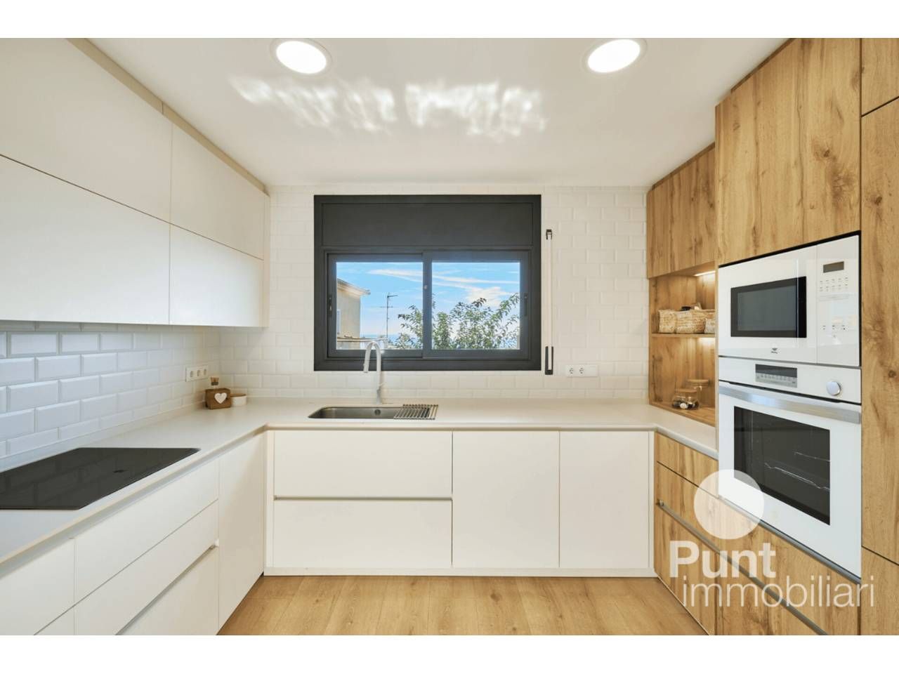 Cuina de Casa o xalet en venda en Premià de Dalt amb Jardí privat, Parquet i Piscina