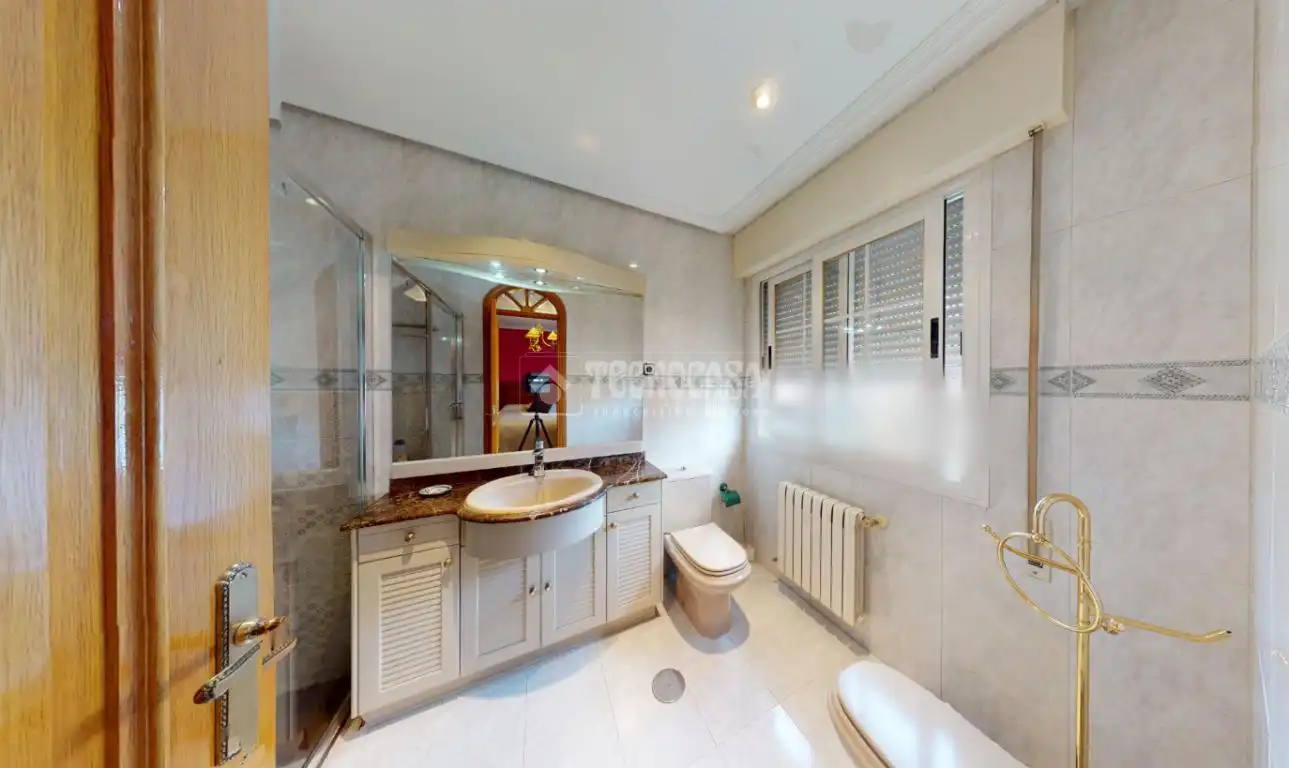 Badezimmer von Einfamilien-Reihenhaus zum Verkauf in Leganés mit Heizung, Parkett und Terrasse