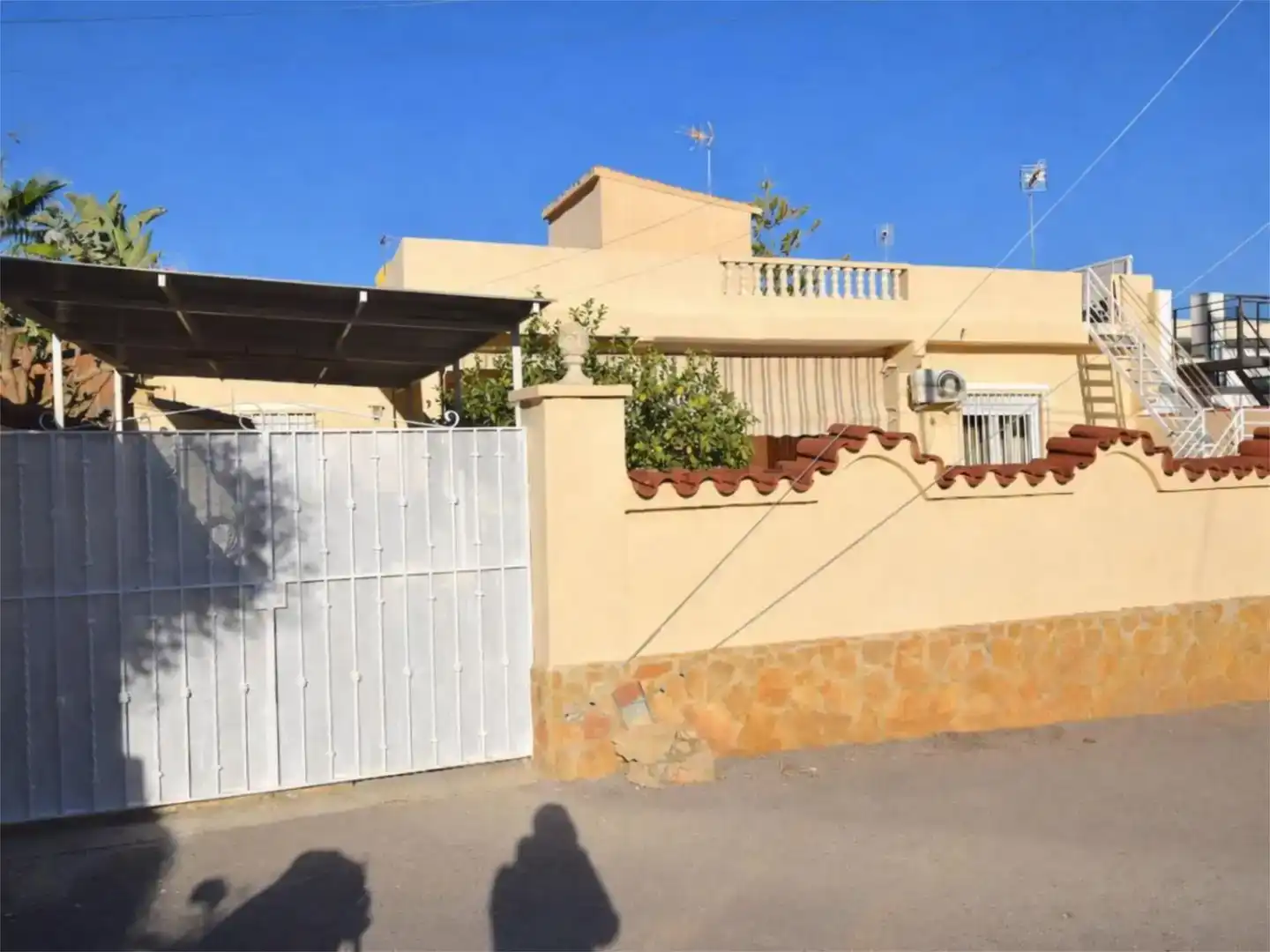 Vista exterior de Pis en venda en L'Eliana amb Aire condicionat, Jardí privat i Parquet
