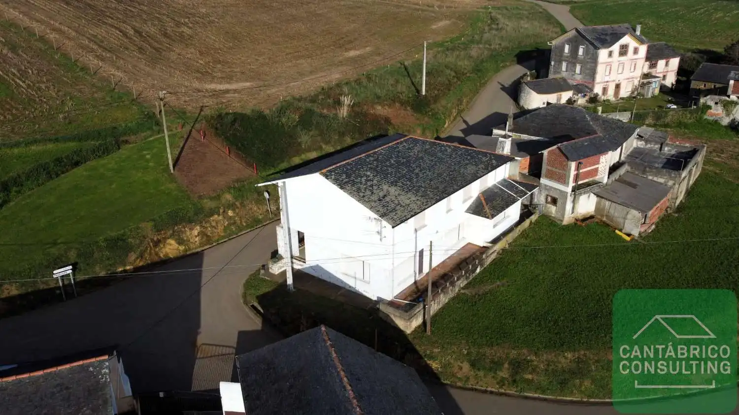 Außenansicht von Haus oder Chalet zum Verkauf in Navia mit Heizung