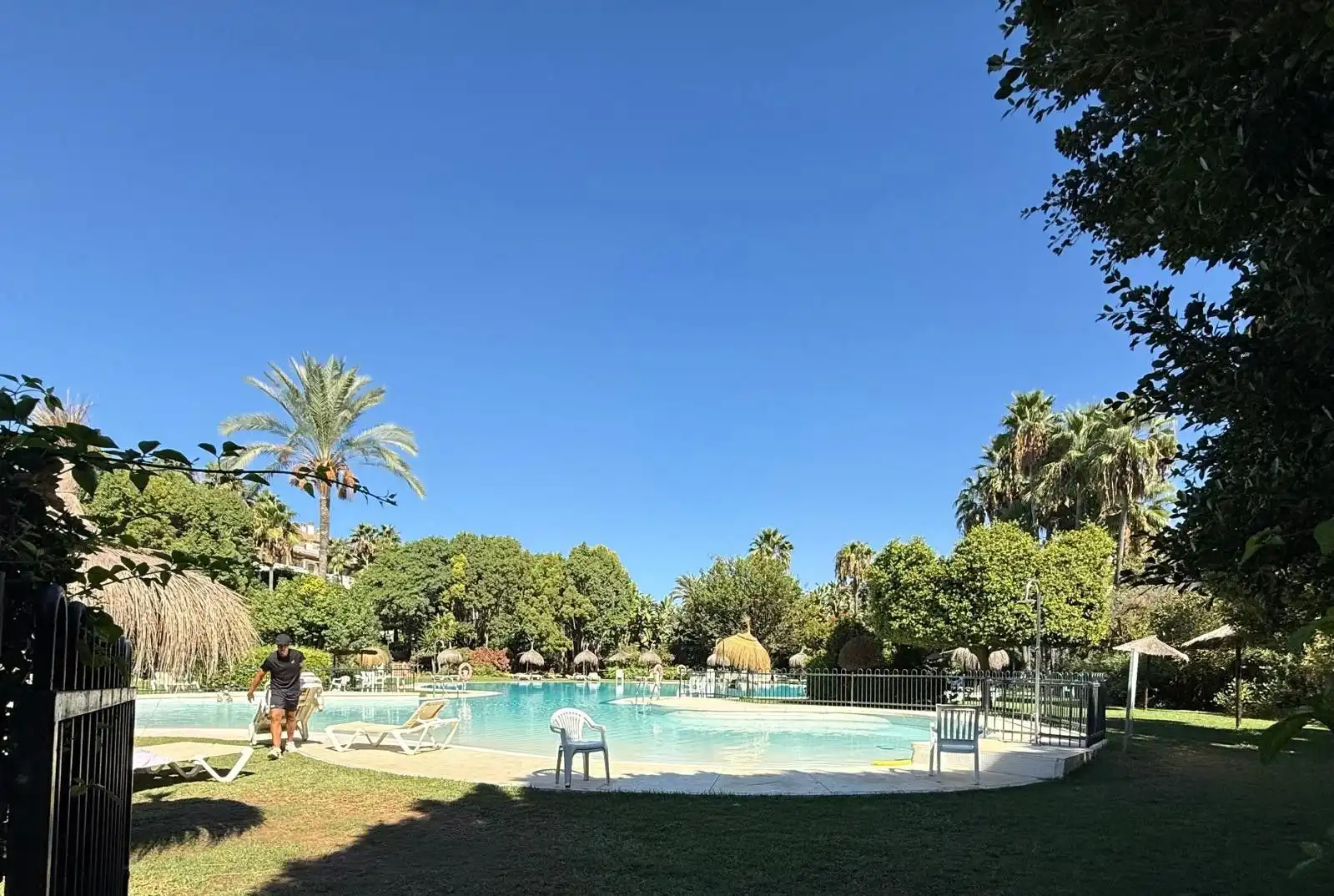 Piscina de Pis en venda en Marbella amb Aire condicionat, Terrassa i Moblat