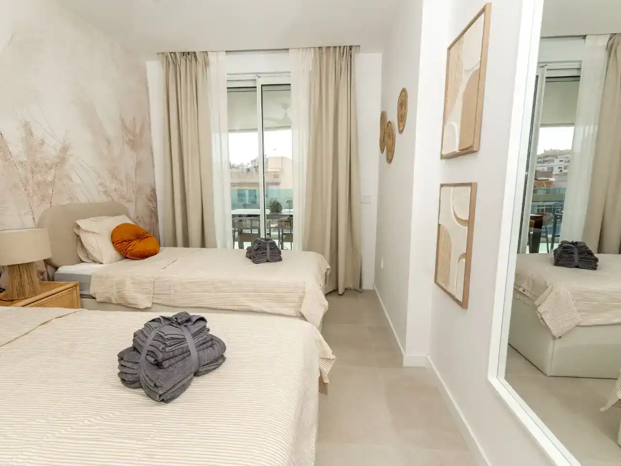 Dormitori de Apartament de lloguer en Fuengirola amb Aire condicionat, Piscina i Balcó