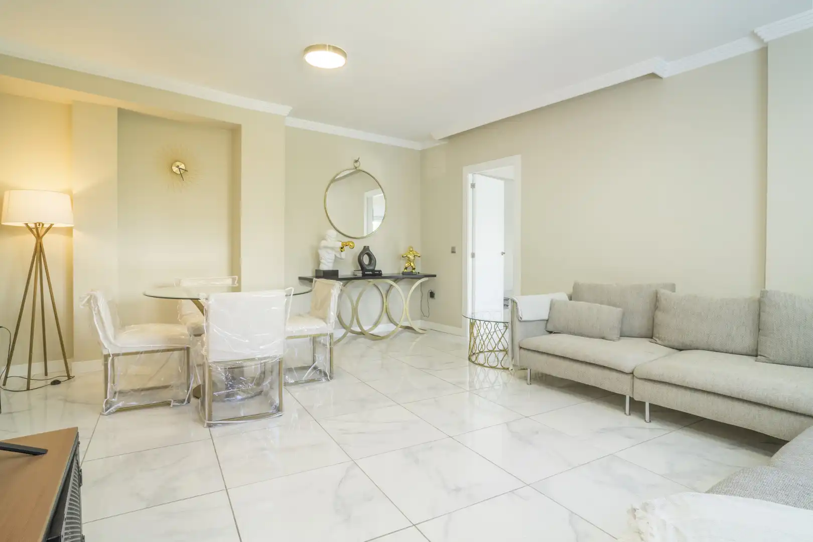 Sala d'estar de Planta baixa en venda en Marbella amb Aire condicionat, Terrassa i Piscina