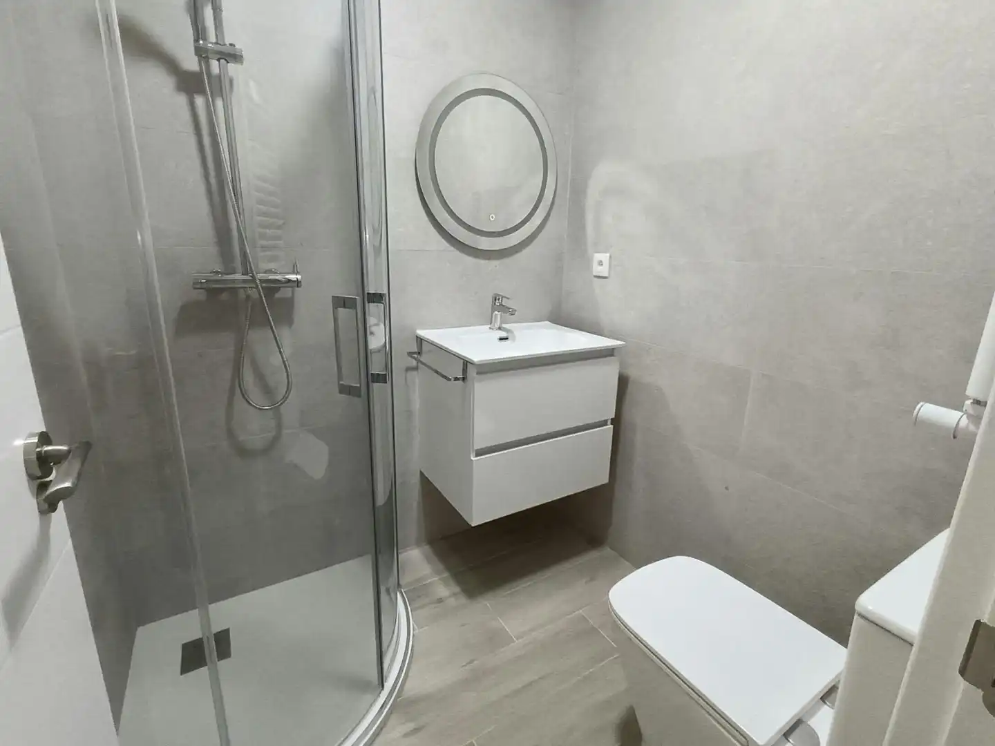 Baño de Piso para compartir en Ourense Capital  con Calefacción, Terraza y Amueblado