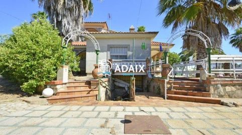 Este impresionante chalet, con una amplia piscina, se encuentra en la exclusiva urbanización El Monte del Casar, en el municipio d