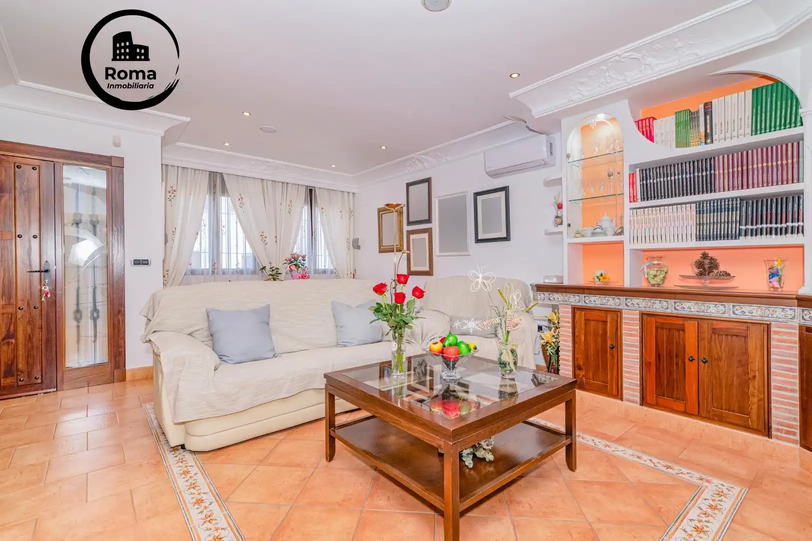 Sala de estar de Casa adosada en venta en La Zubia con Aire acondicionado, Calefacción y Piscina