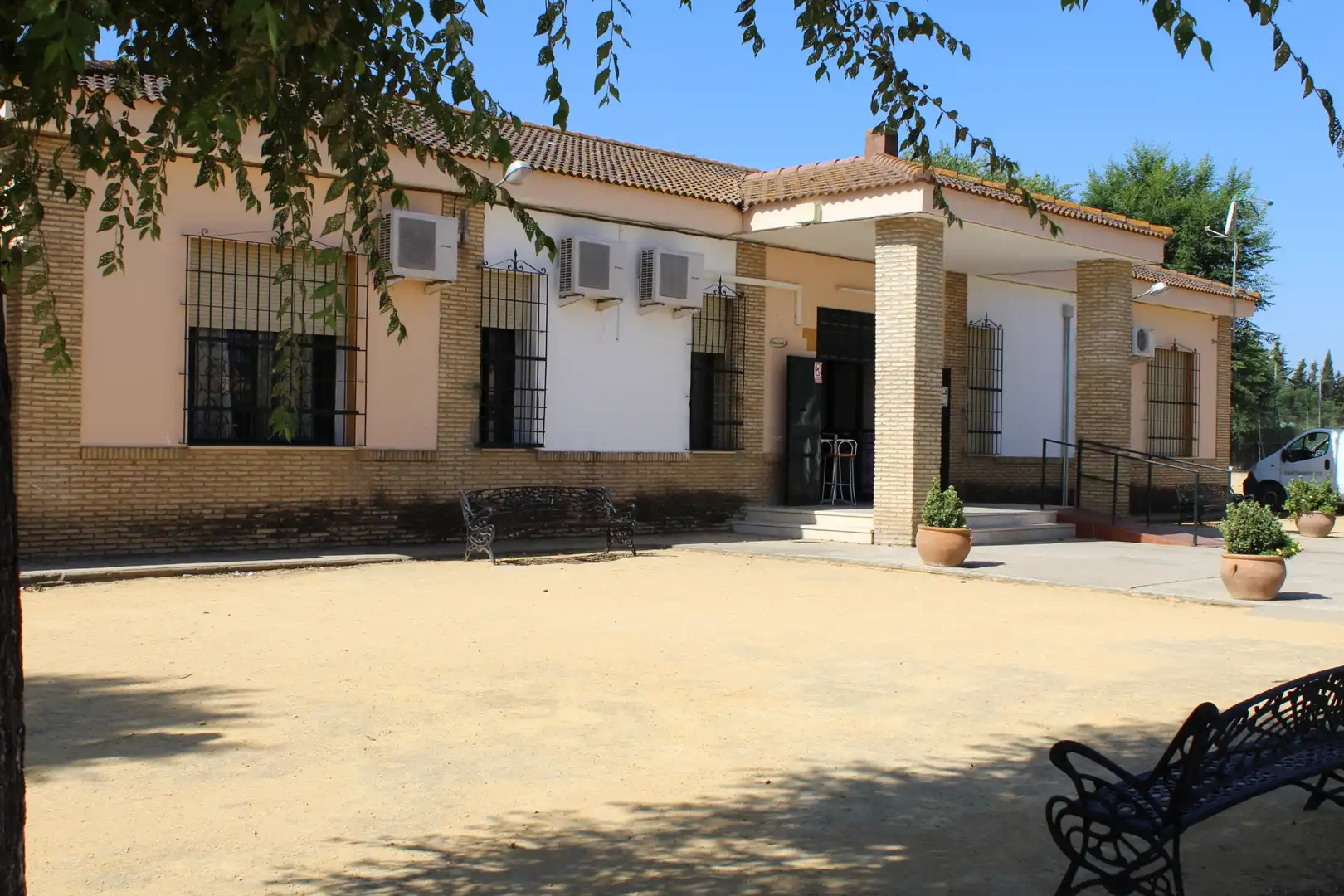 Vista exterior de Casa o xalet en venda en Alcalá de Guadaira amb Aire condicionat, Jardí privat i Piscina