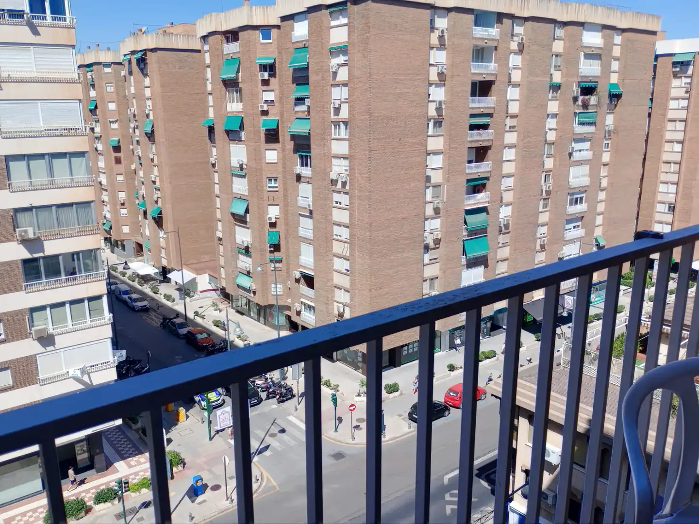 Vista exterior de Piso para compartir en Granada con Calefacción, Amueblado y Horno