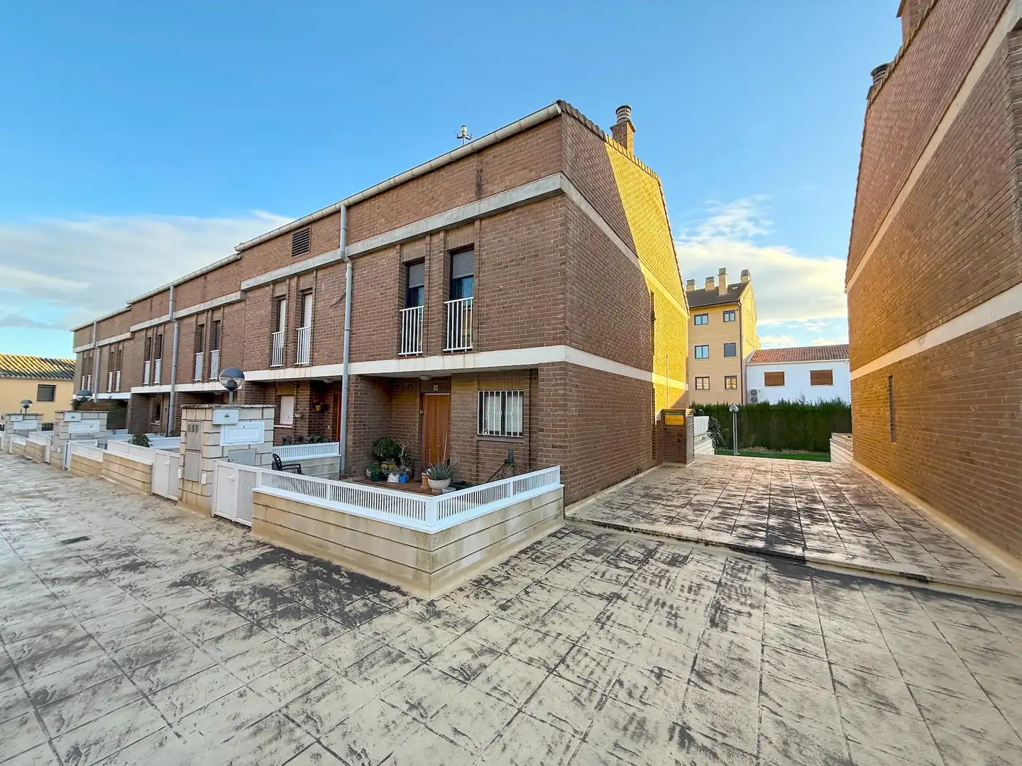 Außenansicht von Einfamilien-Reihenhaus zum Verkauf in Villanueva de Gállego mit Terrasse