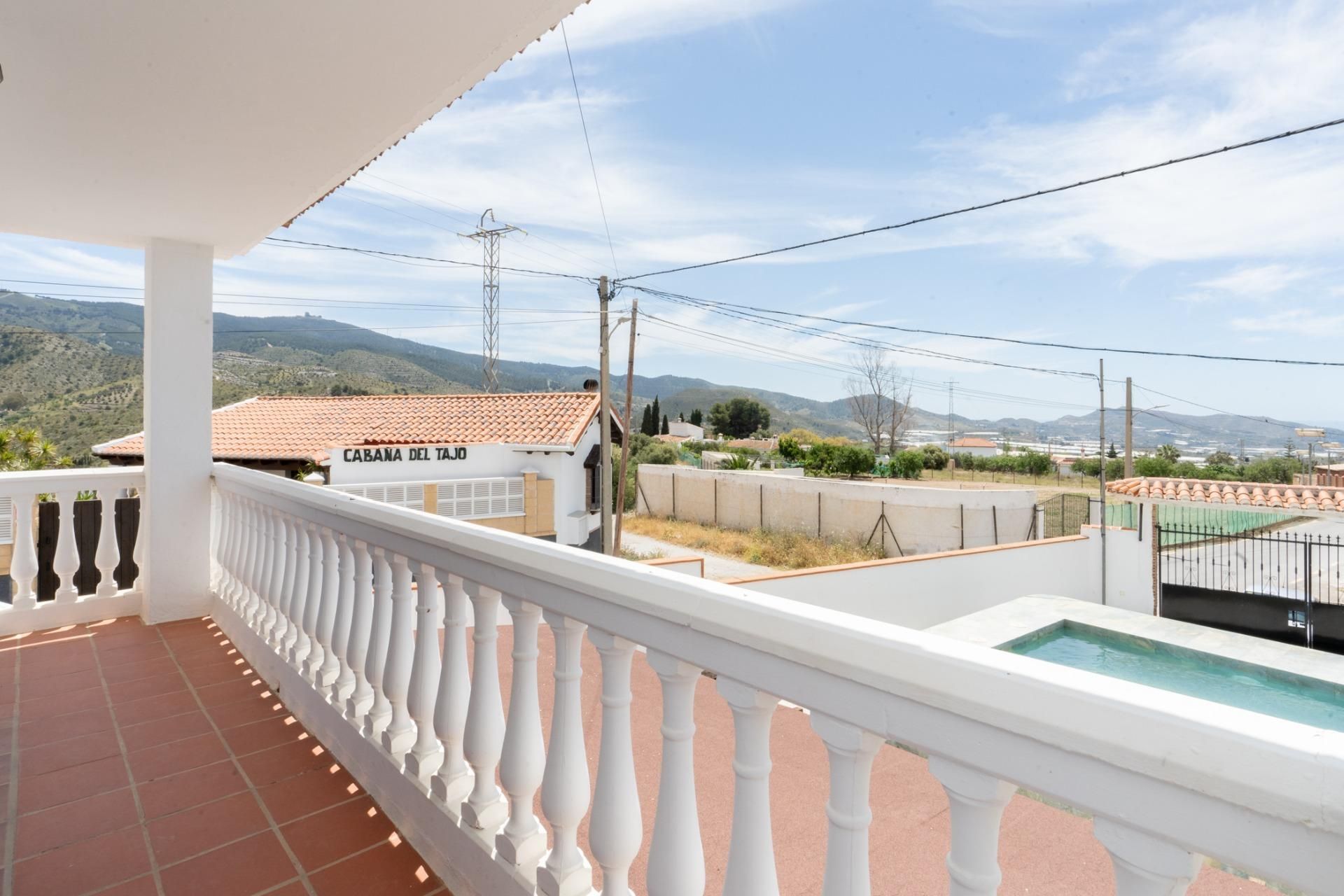 Vista exterior de Casa o xalet en venda en Motril amb Aire condicionat, Jardí privat i Terrassa