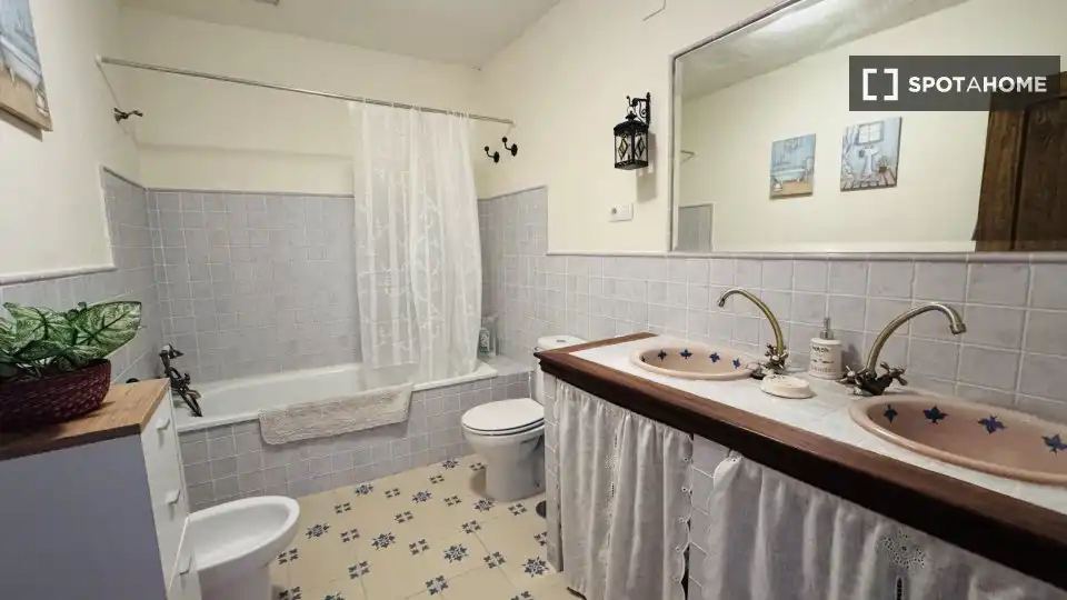 Bathroom of Apartments for share in Arriate  with Air Conditioner, Terrace and Furnished