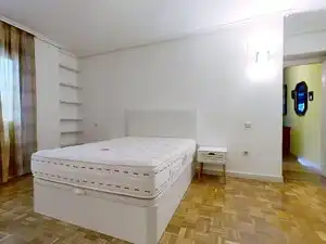 Schlafzimmer von Wohnung zur Miete in Madrid mit Klimaanlage, Heizung und Möbliert