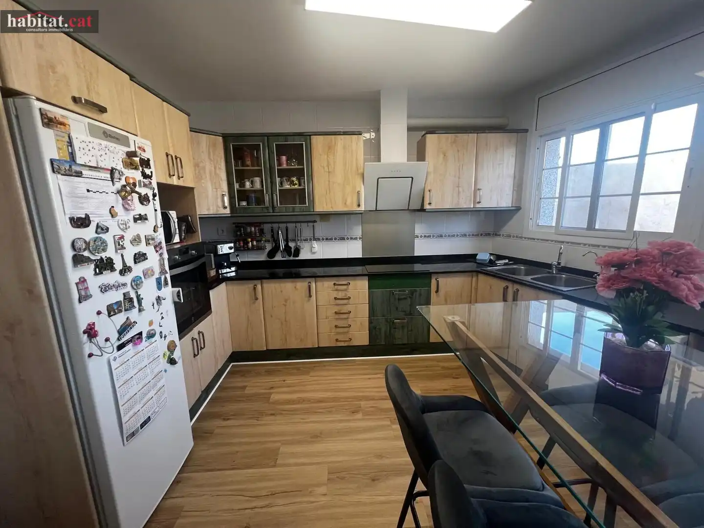 Cocina de Casa adosada en venta en Vilanova i la Geltrú con Aire acondicionado, Calefacción y Parquet