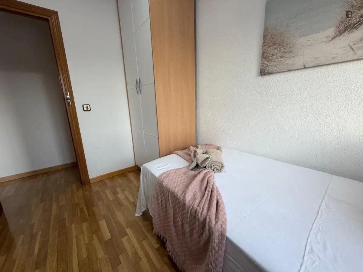 Habitación de Apartamento para compartir en Madrid con Aire acondicionado, Calefacción y Amueblado