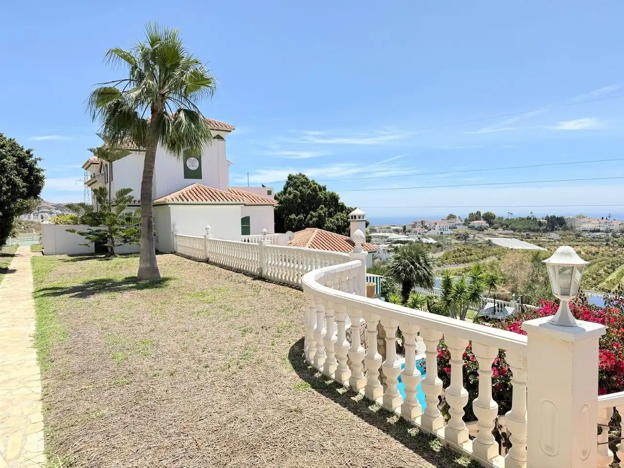 Vista exterior de Casa o xalet en venda en Torrox amb Aire condicionat, Calefacció i Jardí privat