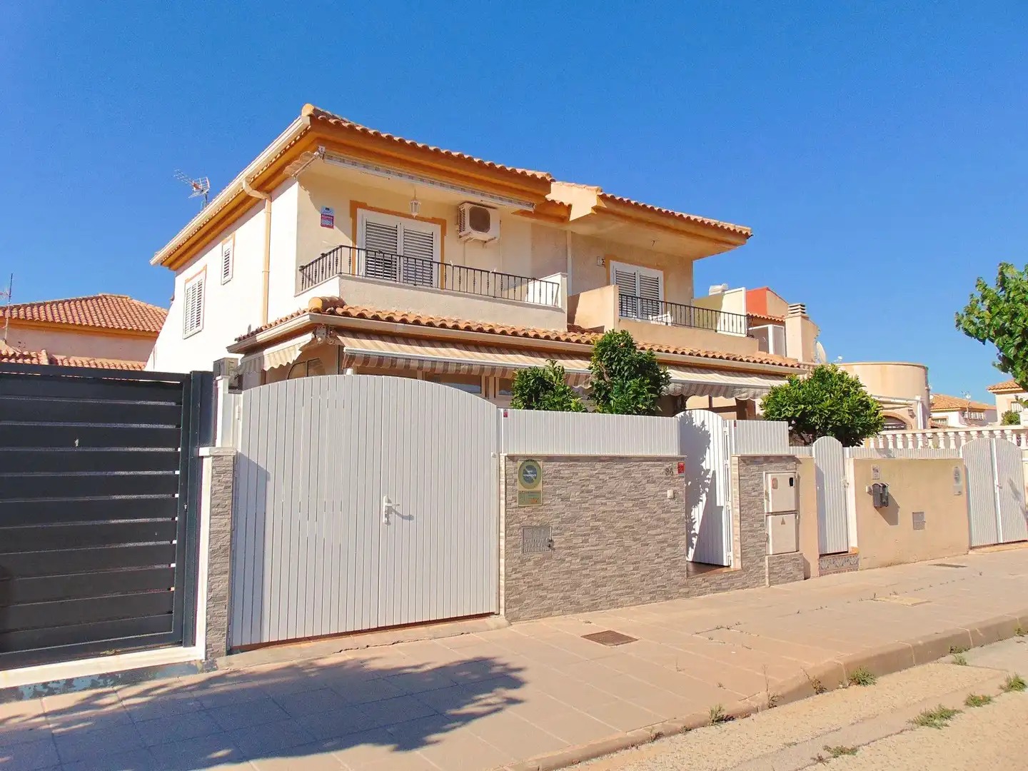 Vista exterior de Casa adosada en venta en Pilar de la Horadada con Aire acondicionado, Calefacción y Jardín privado