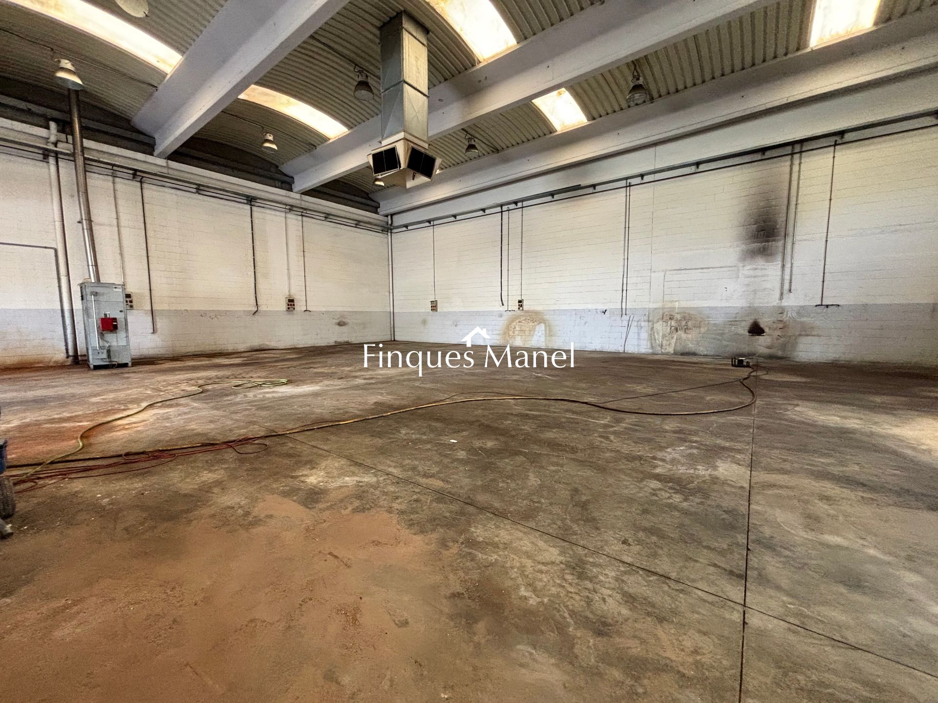 Vista exterior de Nau industrial de lloguer en Banyoles amb Calefacció i Alarma