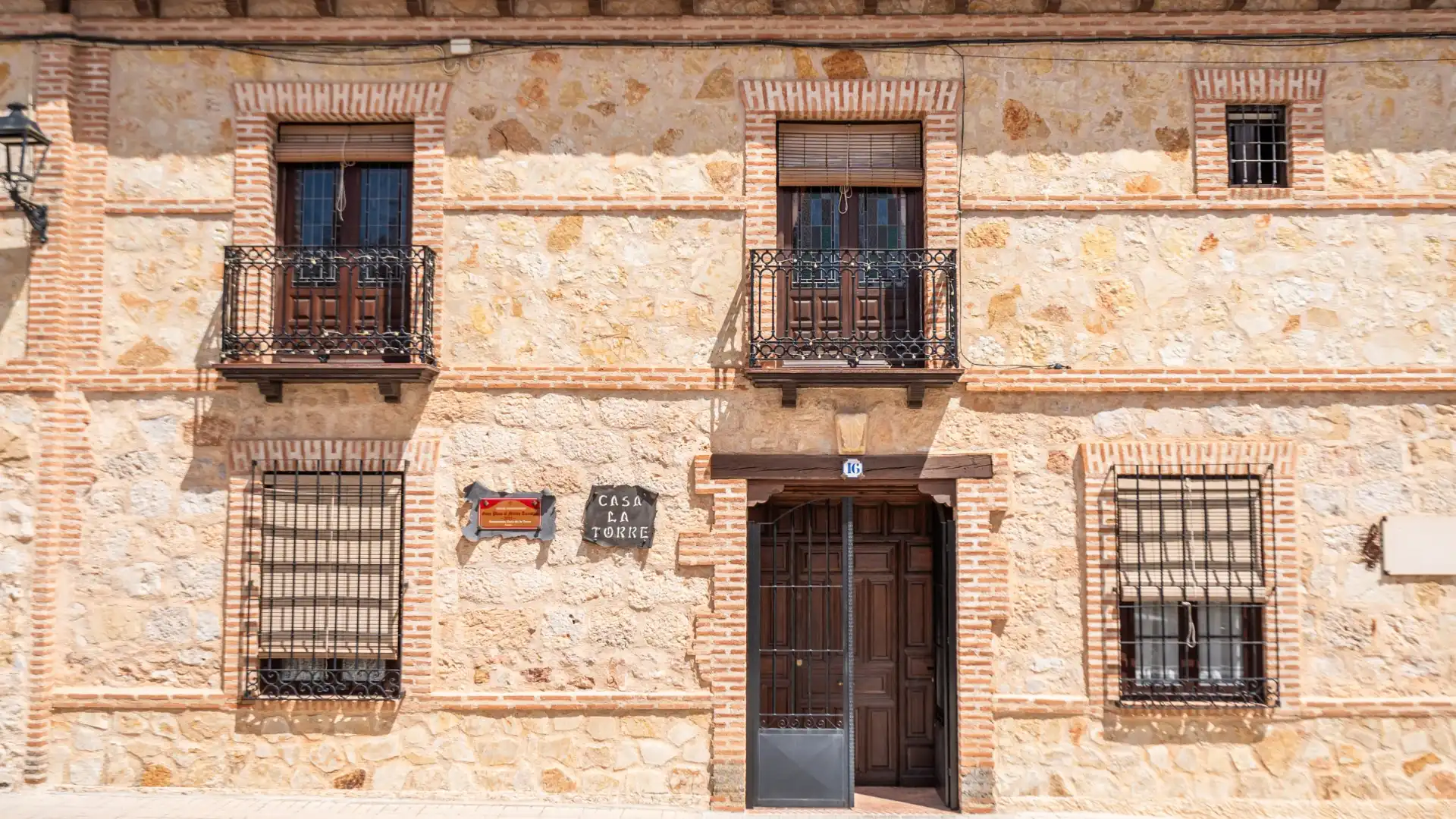 Vista exterior de Edificio en venta en El Toboso con Alarma