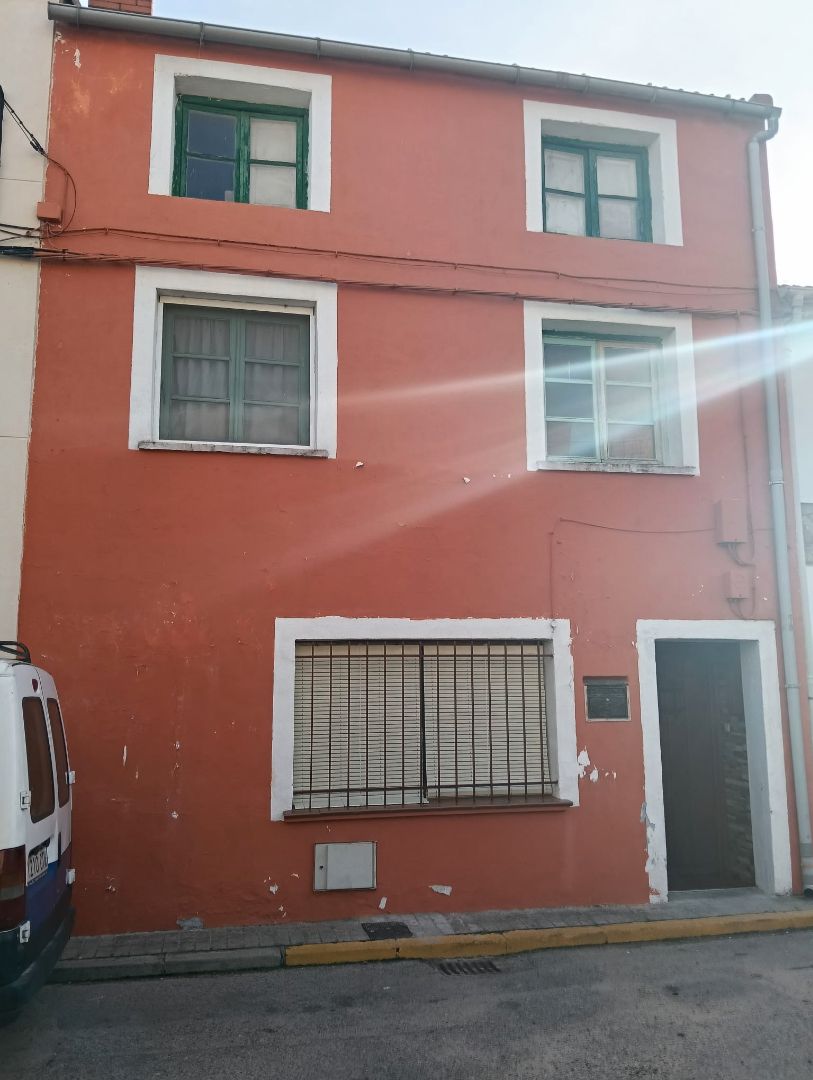 Exterior view of Single-family semi-detached for sale in San Martín de Valdeiglesias  with Heating, Terrace and Furnished