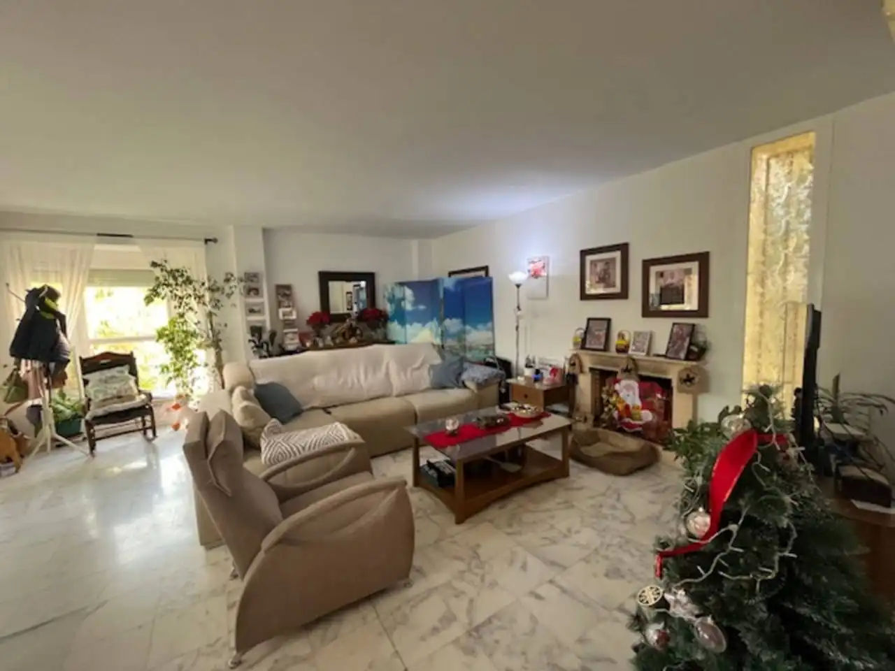 Wohnzimmer von Einfamilien-Reihenhaus zum Verkauf in Estepona mit Klimaanlage, Privatgarten und Parkett
