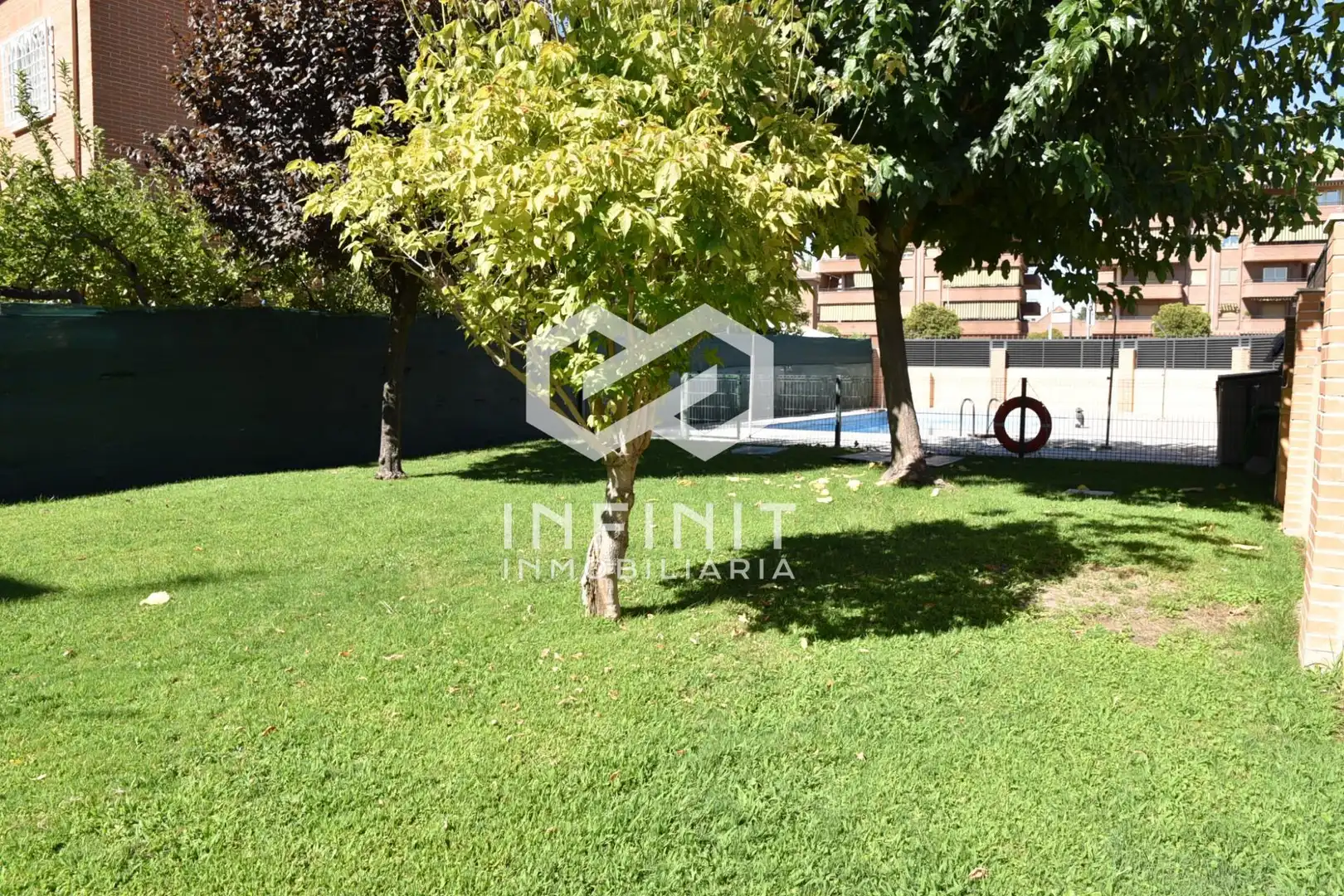 Jardí de Casa adosada en venda en Alcalá de Henares amb Aire condicionat, Calefacció i Jardí privat