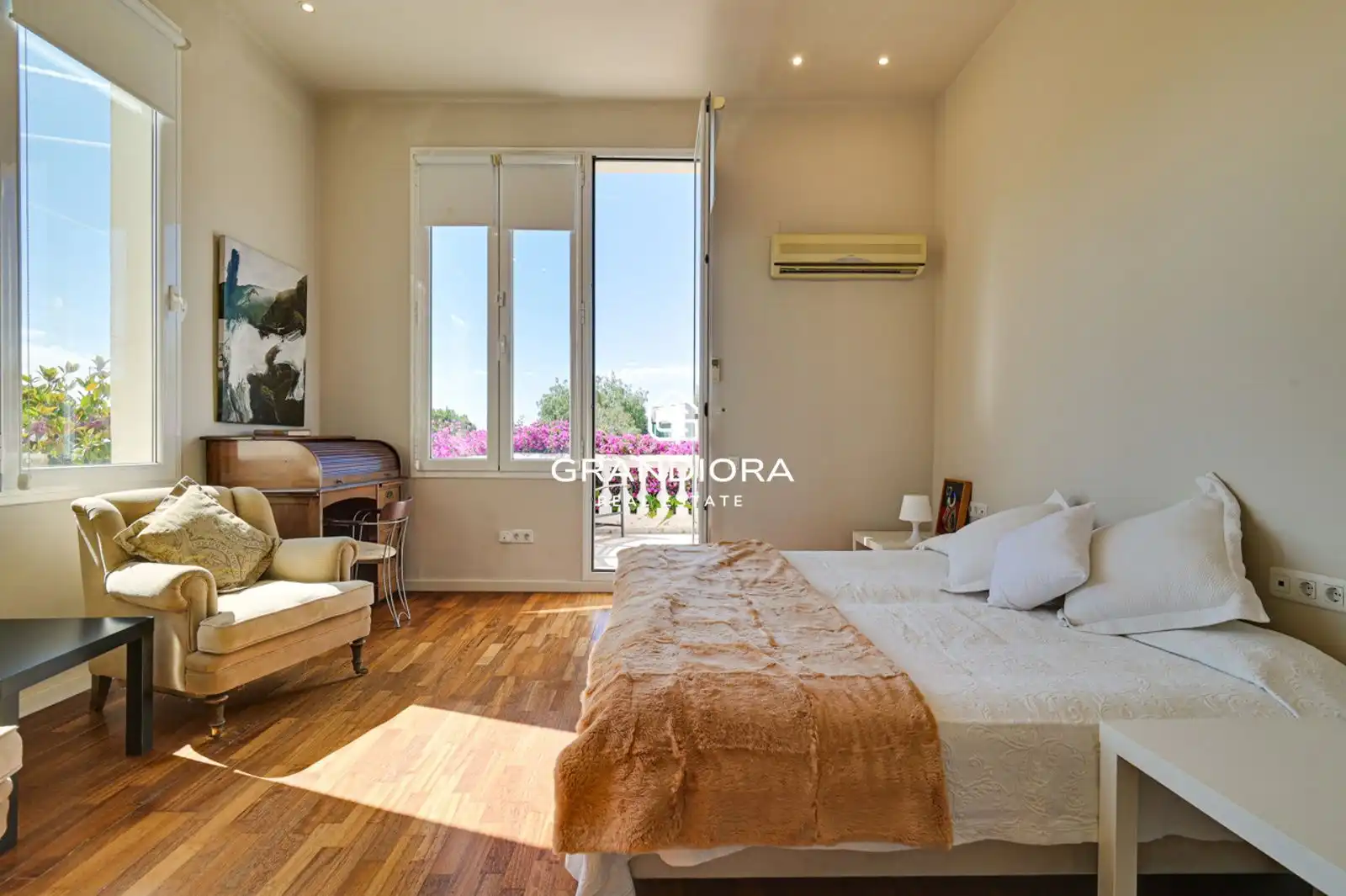 Bedroom of Houses for sale in El Masnou  with Air Conditioner, Terrace and Swimming Pool