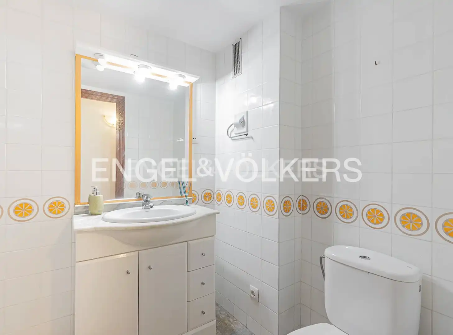 Bathroom of Flat for sale in Barcelona  with Air Conditioner and Heating
